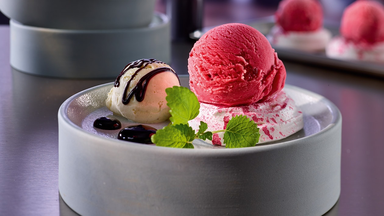 Glace vanille bourbon, sorbet framboises et meringue au sureau Glace vanille bourbon, sorbet framboises et meringue au sureau