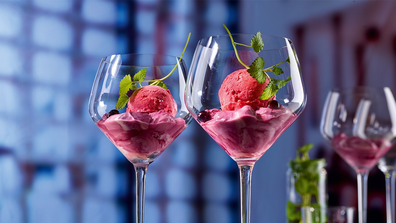 Holunderbeeren-Quark und Sorbet von der Himbeere