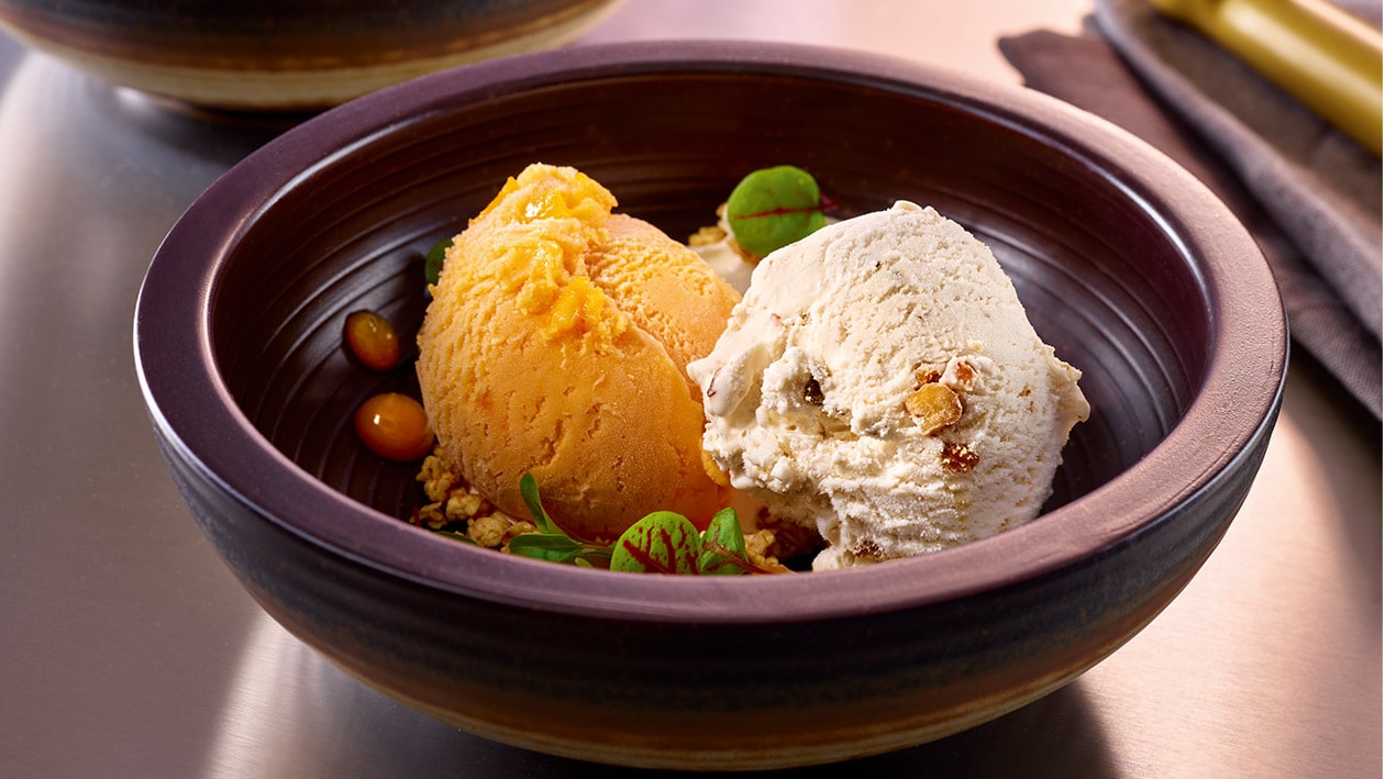 Glace aux noix, sorbet à l'abricot et un crunch au chanvre Glace aux noix, sorbet à l'abricot et un crunch au chanvre