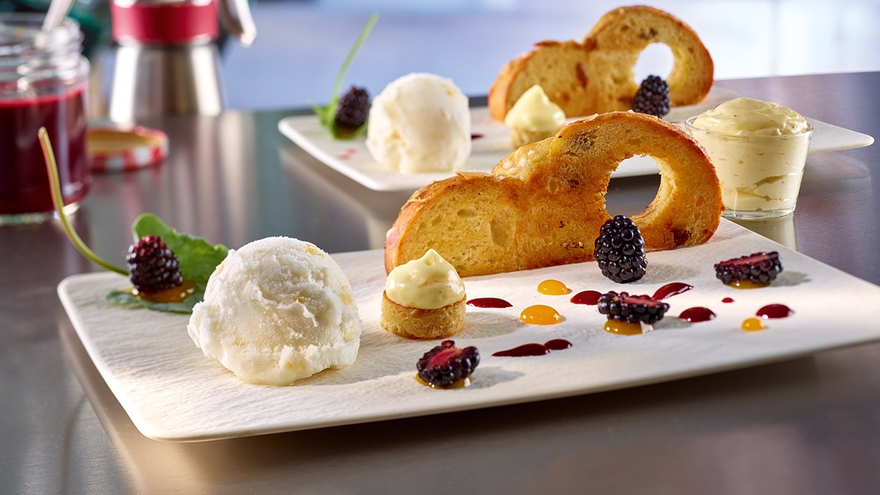 Tresse toastée, crème à la vanille mousseuse, mûres au miel et sorbet au citron Tresse toastée, crème à la vanille mousseuse, mûres au miel et sorbet au citron