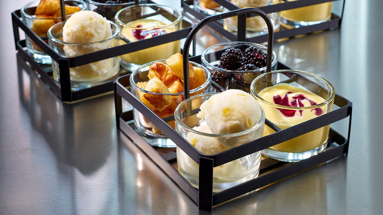 Dés de tresse dorées au four, sauce à la vanille, mûres et sorbet au citron –  