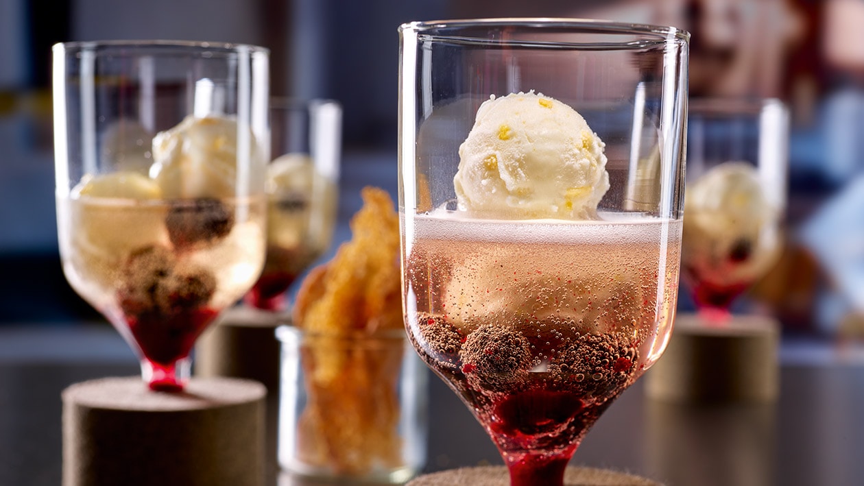 Fraises marinées au mini citron avec une glace crémeuse au chocolat et un sorbet à la fraise Fraises marinées au mini citron avec une glace crémeuse au chocolat et un sorbet à la fraise