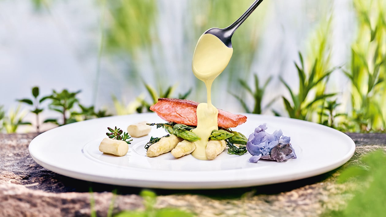Saibling mit Spargeln und Nussöl-Senf-Hollandaise Saibling mit Spargeln und Nussöl-Senf-Hollandaise