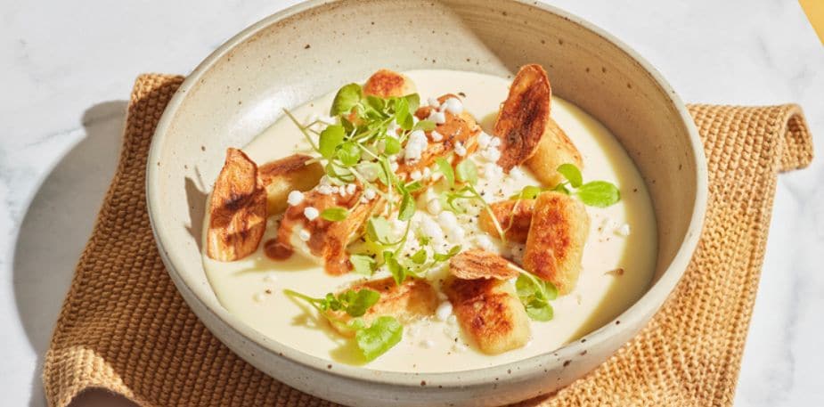 Gnocchi de tapioca, béchamel de tucupi et peau de banane caramélisée, fromage grillé brésilien –  