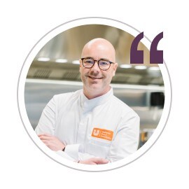 “ Ein einfaches Dessert, das leicht zubereitet, aber vielseitig und lecker ist. Es können verschiedene Toppings und Förmchen verwendet werden, die leicht erhältlich sind. Und das Beste ist, dass es sich wunderbar zum Teilen eignet.» “ Ein einfaches Dessert, das leicht zubereitet, aber vielseitig und lecker ist. Es können verschiedene Toppings und Förmchen verwendet werden, die leicht erhältlich sind. Und das Beste ist, dass es sich wunderbar zum Teilen eignet.»