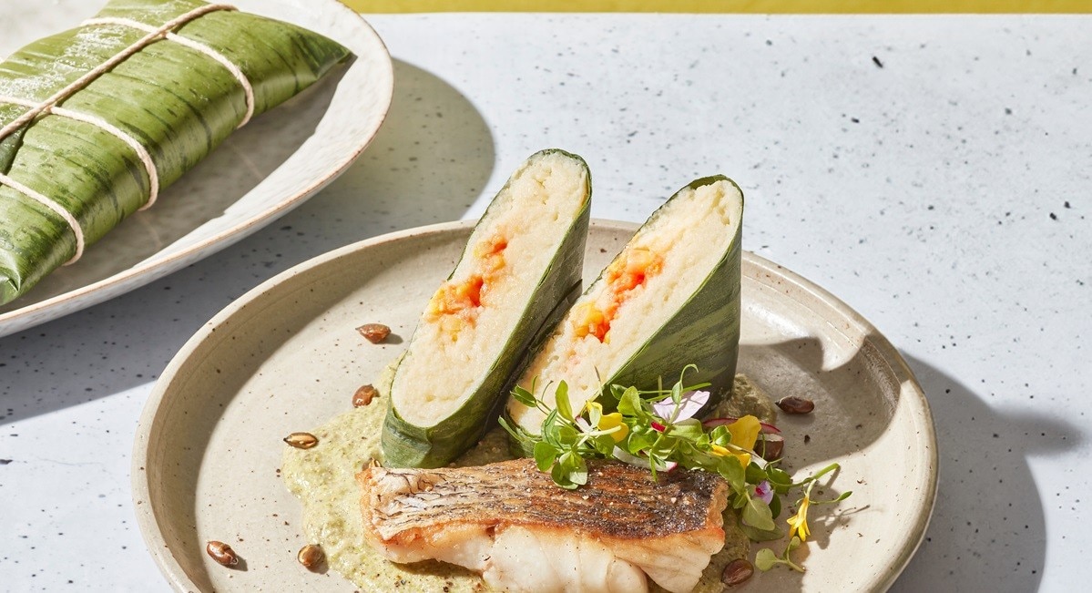 Wolfsbarsch in grüner Mole mit Kartoffeln und grüner Tamale