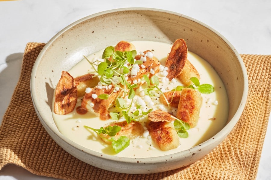 Tapioka-Gnocchi, Tucupi-Béchamel und Bananenschalen-Karamell, gebratener Brasilianischer Käse