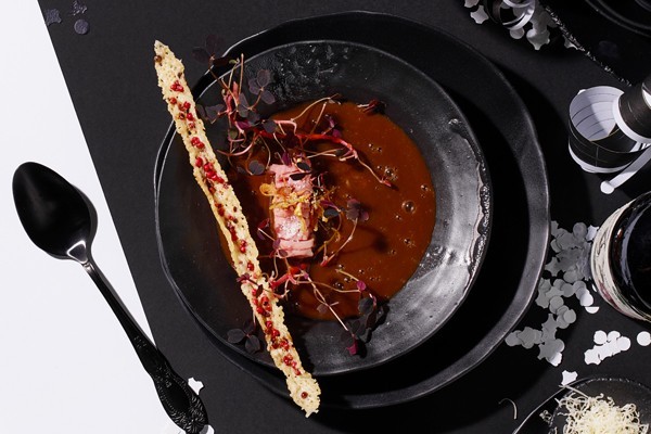 Basler Mehlsuppe mit Kalbstatar und Parmesancracker