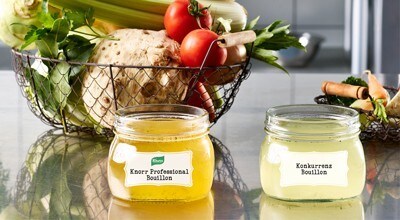 Knorr Professional Bouillon und Konkurrenz Bouillon nebeneinander Knorr Professional Bouillon und Konkurrenz Bouillon nebeneinander