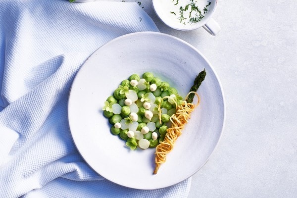 Spargelcremesuppe mit knuspriger Spargelstange