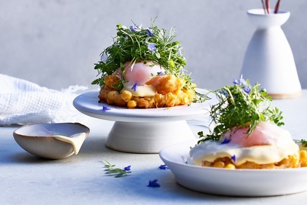 Maisgalette mit pochiertem Ei und Hollandaise