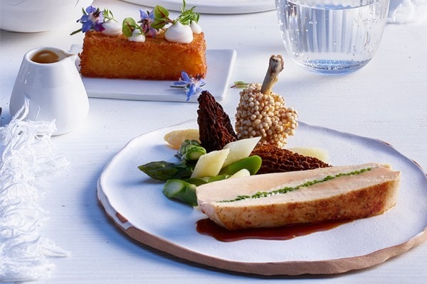 Gefüllte Pouletbrust mit Spargel- und Morchelragout und Rösti-Krokette