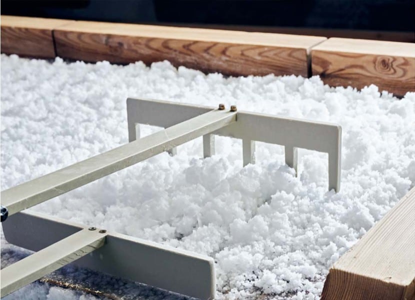 Die zarten Kristalle werden behutsam abgeschöpft