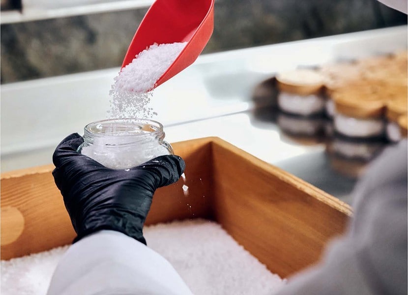 das Fleur des Alpes wird von der Hand in Gläser abgefüllt