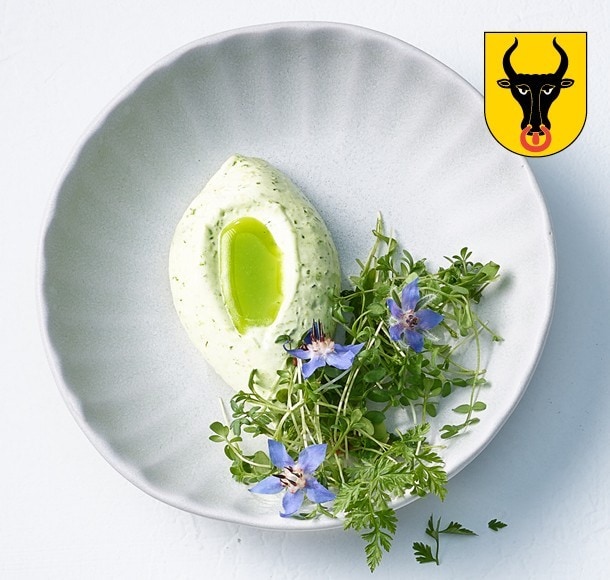 Grünes Spargel-Frischkäsemousse mit Bärlauchöl und Frühlingskräutersalat