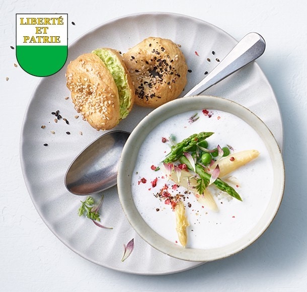 Weisswein-Spargelcremesuppe mit Bärlauch-Bagels