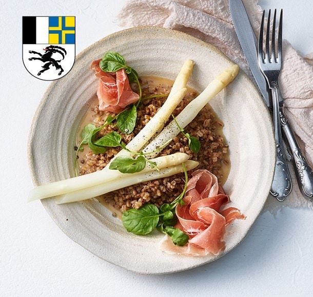 Bündner Gersotto mit Spargel und Rohschinken