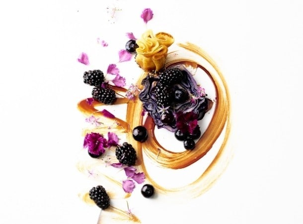 Sautierter Rotkohl mit Rotkohl-Jus und frittiertem Tabakbeutel