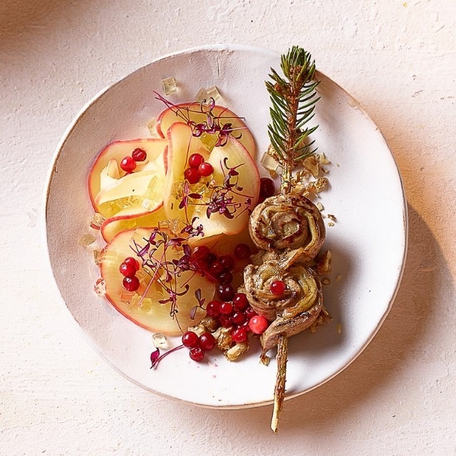 Leberspiess mit Apfel Carpaccio, Apfelgelee und Baumnuss-Crunch