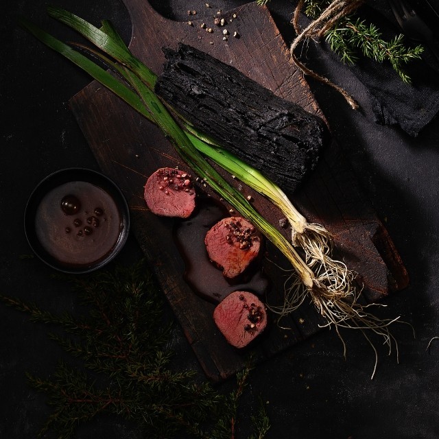Hirschmedaillons mit Wacholder-Pfeffersauce, verkohltem Maniok und Lauch