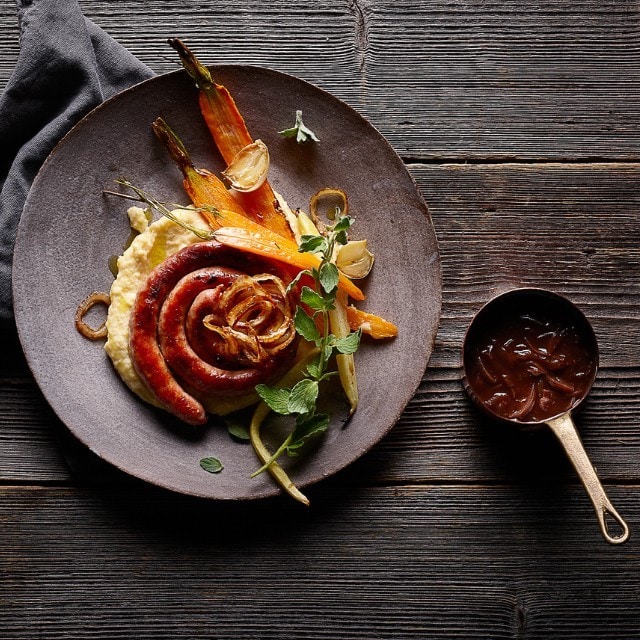 Grillierte Schweinsbratwurst mit Polenta und Ofenkarotten