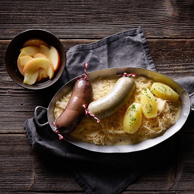 Blut und Leberwurst mit Salzkartoffeln und Sauerkraut