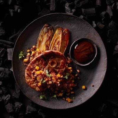 Grilliertes Gigotsteak mit glasiertem Chicorée und BBQ Sauce