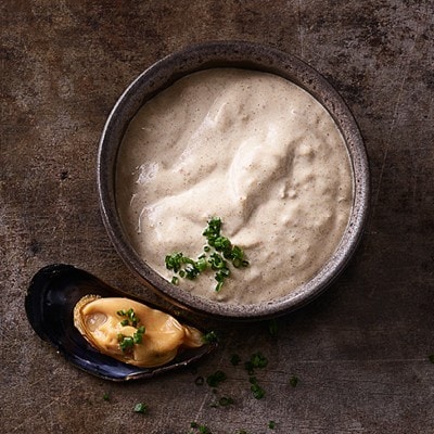 Muschelcreme passt zu grilliertem wilden Brokkoli mit Chilikrokant