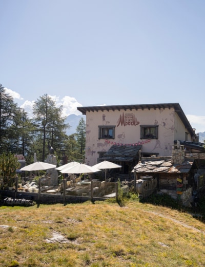 Wenige Meter neben der Käserei findet man das bekannte Restaurant Moosalp Wenige Meter neben der Käserei findet man das bekannte Restaurant Moosalp