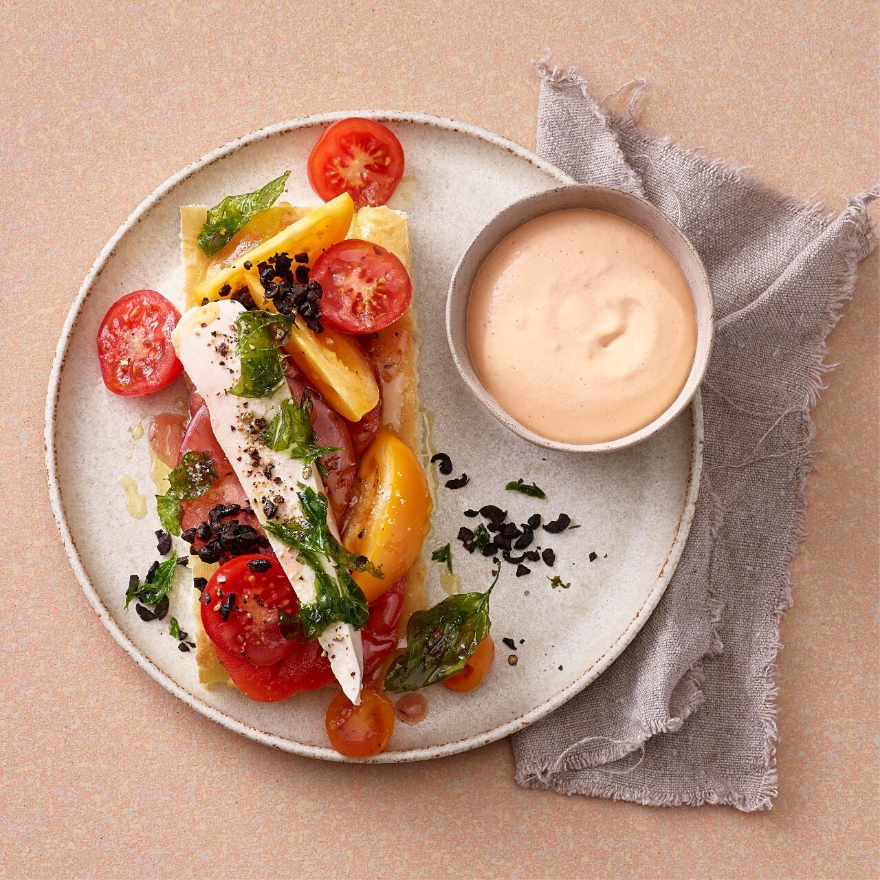 Pouletbrust auf Focaccia mit Tomatenschaum und Olivencrunch