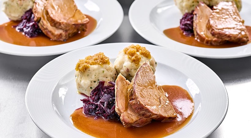 Schweinebraten: Traditioneller und köstlicher Schweinebraten, ein beliebtes Gericht.