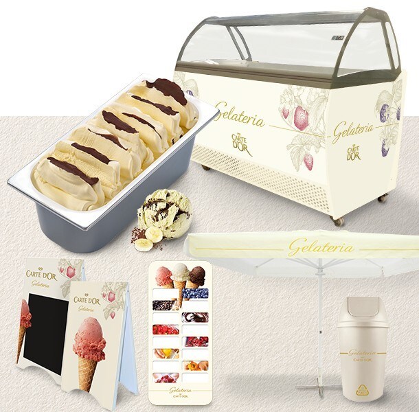 • Die Carte D’Or-Gelateria-Truhe für fertig ausdekorierte Glace Bidons in hochwertiger Edelstahloptik erspart Zeit und weckt die Aufmerksamkeit von Laufkundschaft durch eine besonders ansprechende Darbietung. • Die Carte D’Or-Gelateria-Truhe für fertig ausdekorierte Glace Bidons in hochwertiger Edelstahloptik erspart Zeit und weckt die Aufmerksamkeit von Laufkundschaft durch eine besonders ansprechende Darbietung.