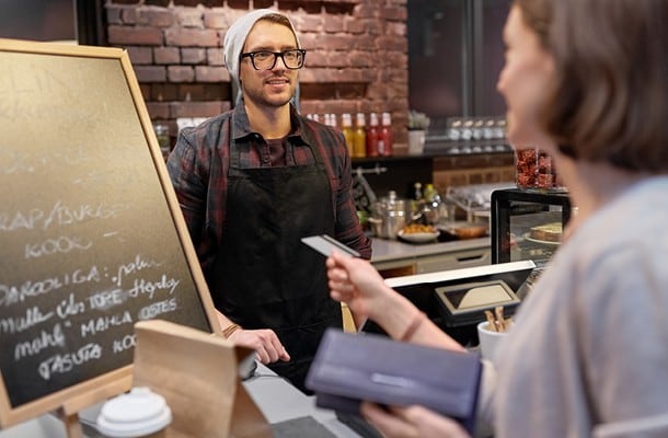 Kunden müssen sich erst daran gewöhnen, regelmässig ihr Geschirr wieder mitzubringen (Pfand ist sinnvoll). • Zurückgegebenes Geschirr muss gründlich gereinigt und kontrolliert werden wegen eventueller Schäden (Hygiene-Konzept) Kunden müssen sich erst daran gewöhnen, regelmässig ihr Geschirr wieder mitzubringen (Pfand ist sinnvoll). • Zurückgegebenes Geschirr muss gründlich gereinigt und kontrolliert werden wegen eventueller Schäden (Hygiene-Konzept)