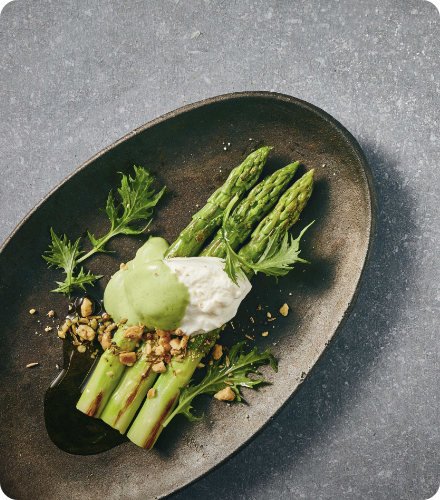 Rezept: Gebratener grüner Spargel mit Burrata und Dukkah