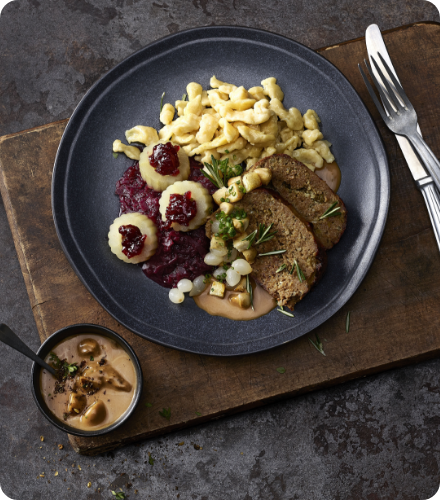 Rezept: Gehackter Wildbraten mit Spätzle und Garnitur