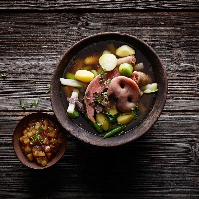 Pot-au-feu de porc avec pommes tournées et légumes