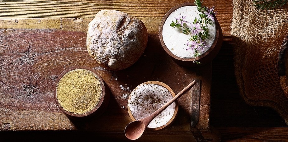Pain complet aux noix et pommes de terre servi avec des tartinades aux bolets et aux fines herbes