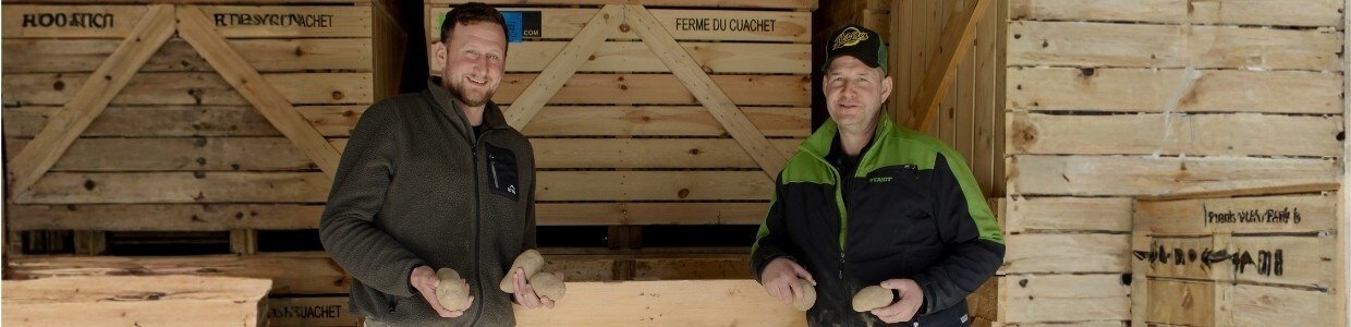 Florent Rapin (responsable des matières premières chez frigemo) avec Olivier Bonjour dans le dépôt des pommes de terre de semence destinées à la campagne à venir.
