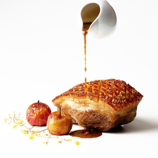 Rôti de porc et sa couenne croustillante, sauce au cidre de pomme et pomme au four