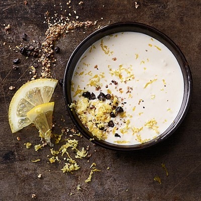 Mayonnaise citronée à la bière accompagne les pilons de poulet