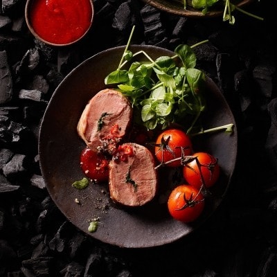 Roulade d'agneau rosé, cresson de fontaine et tomates au four