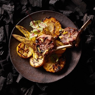 Côtelettes d'agneau, sauce BBQ et légumes du gril