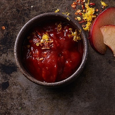 Ketchup aux pruneaux accompagne le côtelette de porc du gril et 