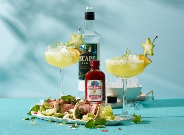 Tacos au porc et tacos à l'ananas avec un cocktail ananas-chili-Margarita