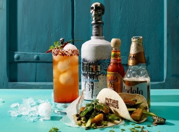 Tacos au maïs grillé, haricots noirs et Michelada