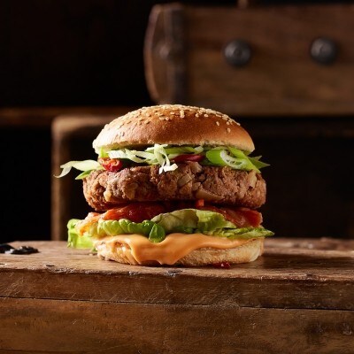 Burger de boeuf au kimchi avec une sauce cocktail