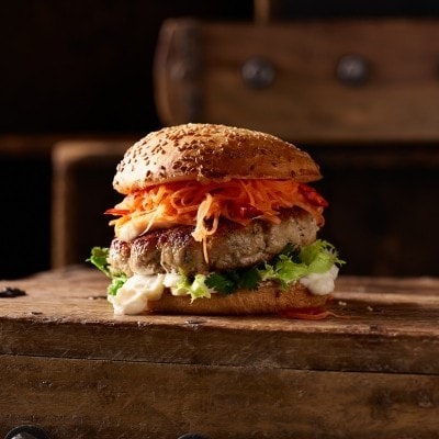 Burger de porc à la citronnelle et sauce à l'ail