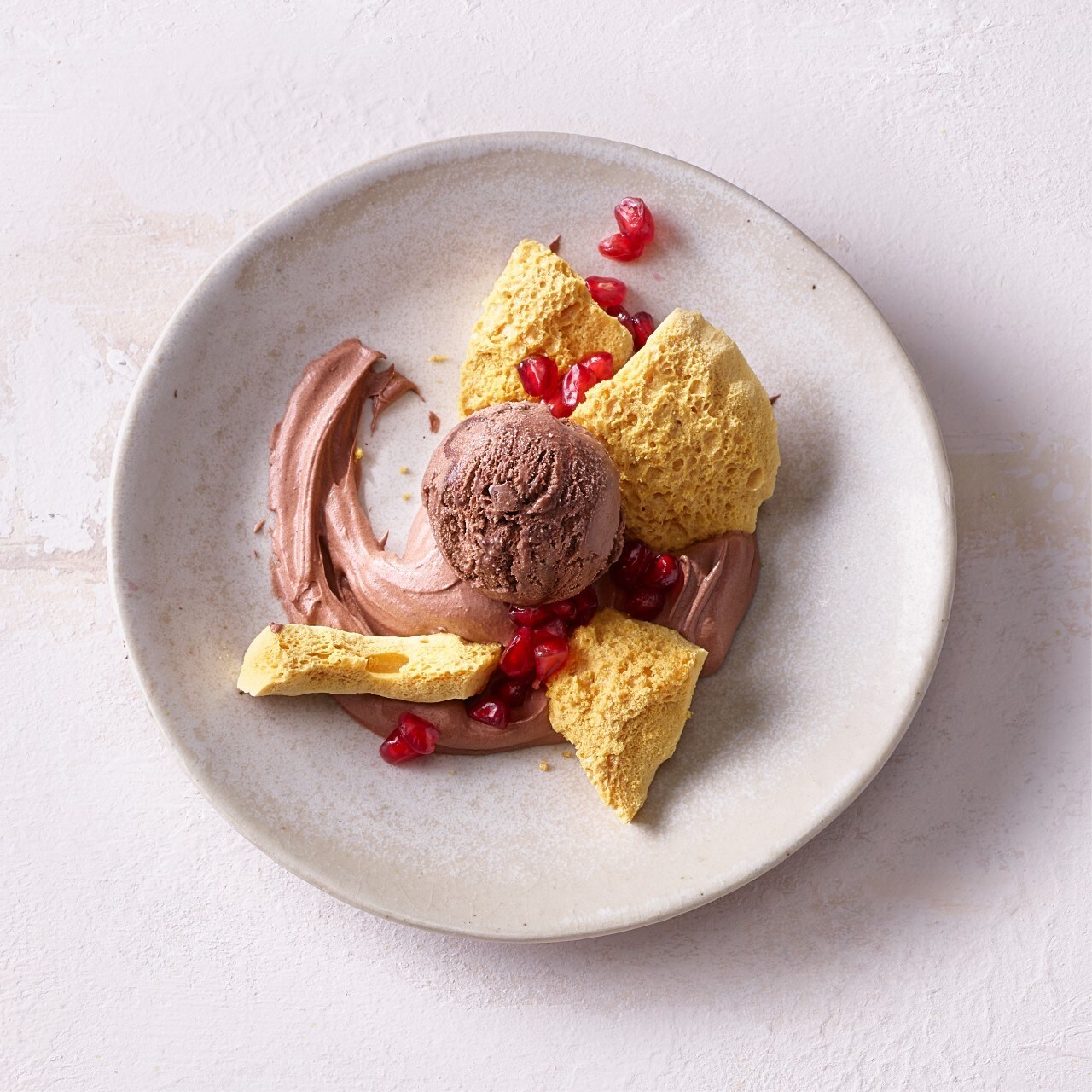 Mousse au chocolat fumée et croquant au caramel