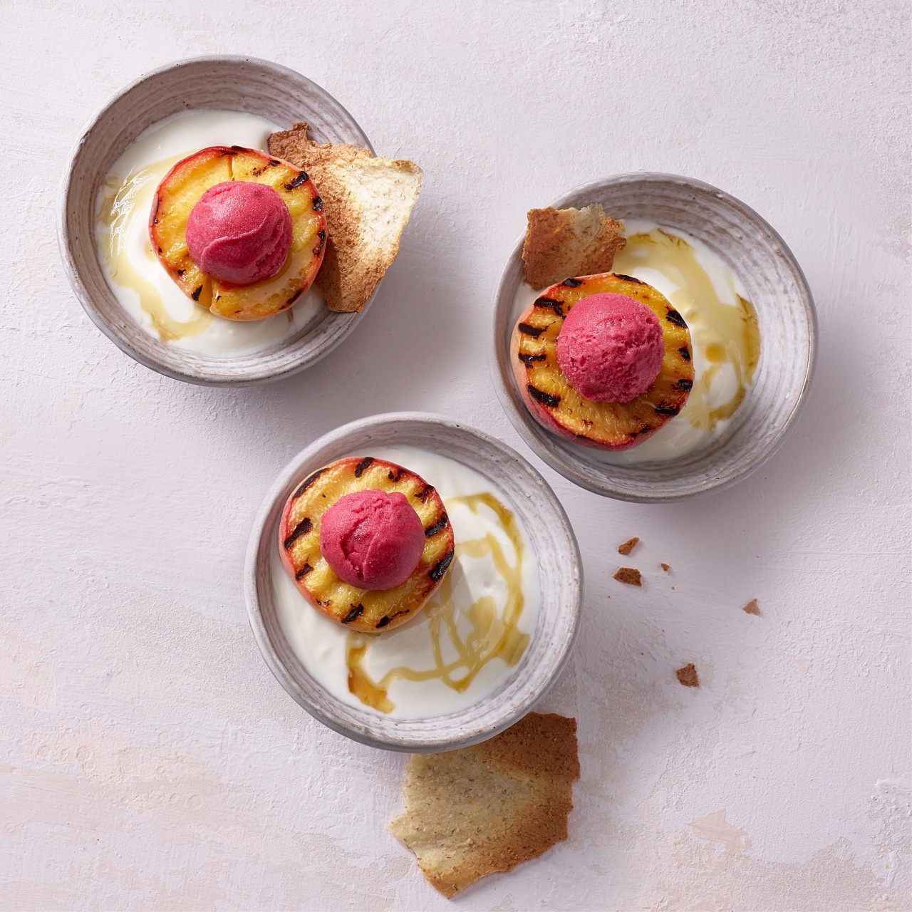 Pêches grillées, crème d’amandes et croquant d’orge