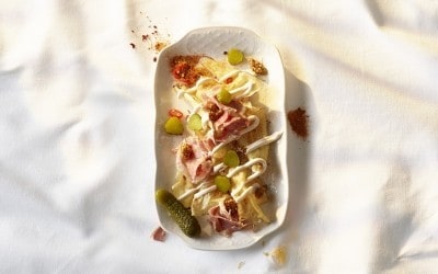 Chips de pommes de terre, tête marbrée et cornichons